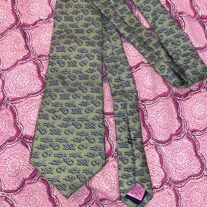 Vineyard vines tie green with knots of rope